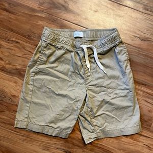 Boys tan Old Navy shorts